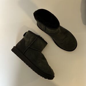 UGG Womens Classic Mini II Winter Boots Shearling Fur Booties Size 8 Black